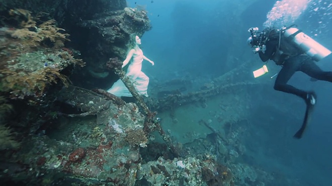 Để có được những bức ảnh thời trang huyền bí dưới đại dương, bên cạnh chiếc tàu đắm 50 năm tuổi, nhiếp ảnh gia Montreal Benjamin Von Wong đã phải chuẩn bị rất chu đáo, từ trang phục có chất liệu vải và thiết kế phù hợp với môi trường nước, lựa chọn người mẫu đã qua đào tạo lặn sâu và có khả năng nín thở trên 3 phút, đến việc huấn luyện thợ lặn trở thành những phụ tá chuyên nghiệp…