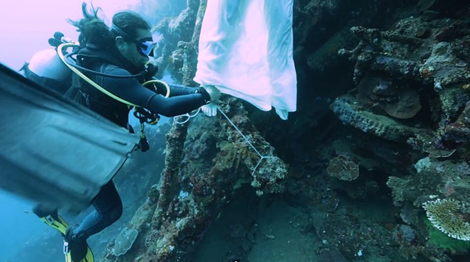 Các thợ lặn phải buộc chân người mẫu vào xác tàu để cố định vị trí.