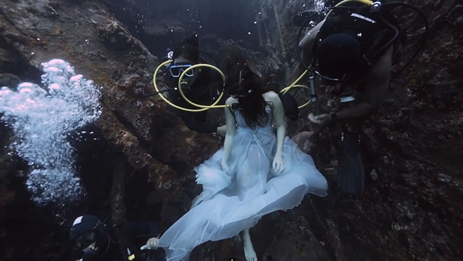 Oxy chỉ được cung cấp cho người mẫu qua ống dẫn từ bình dưỡng khí của đội thợ lặn xung quanh.