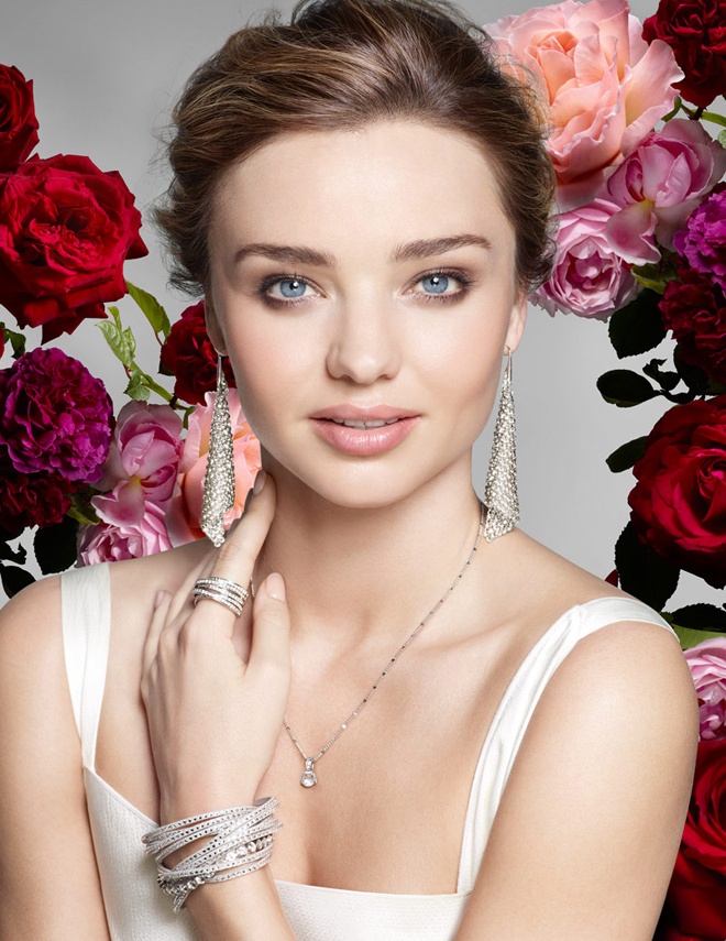 Do sở hữu khuôn mặt xinh đẹp, trong sáng như một thiên thần mà siêu mẫu Miranda Kerr thường được chọn để đại diện cho các thương hiệu lớn trên thế giới, trong đó không thể thiếu các nhãn hàng trang sức và mỹ phẩm.