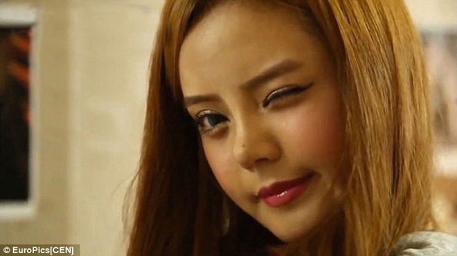  Để trở thành bản sao hoàn hảo của Mirranda Kerr, Yuh Reum nhuộm tóc màu nâu hạt dẻ.