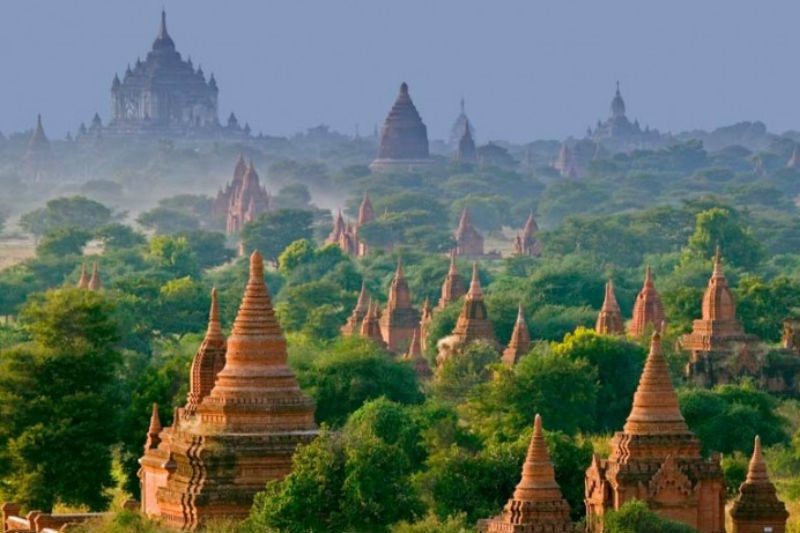 6. Thành phố cổ Bagan, Myanmar: Châu Á có vô số danh lam thắng cảnh tuyệt đẹp tạo nên nét riêng của châu lục này, và thành phố Bagan ở Myanmar là một trong số đó. Ba gan là một thành phố cổ có hơn 10.000 ngôi đền chùa Phật giáo trong thời kỳ hoàng kim của nó, trong đó có hơn 2000 đền chùa vẫn còn tồn tại cho đến ngày nay. Du khách sẽ được tham gia vào một chuyến du lịch bằng khinh khí cầu để có thể chiêm ngưỡng toàn cảnh thành phố cổ và những ngôi đền tuyệt diệu từ trên cao. 