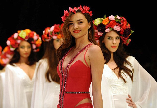 Miranda Kerr khoe ve dep ngot lim voi hoa hinh anh