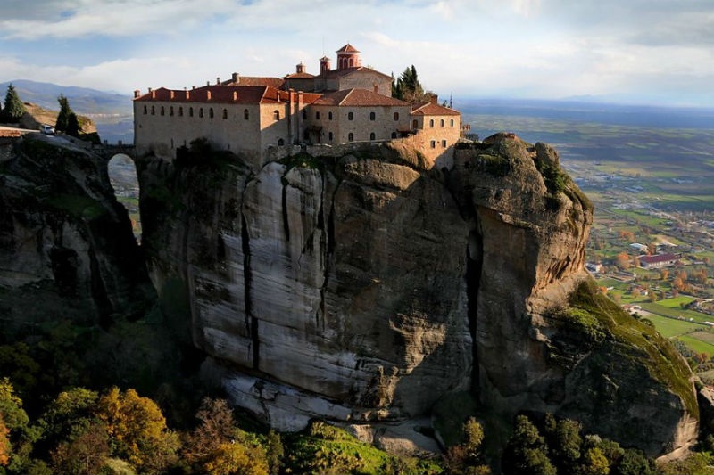 7. Tu viện Meteora, Hy Lạp: Đúng với tên gọi của nó, “đá treo” hay “treo giữa bầu trời”, Meteora với 6 tu viện được xây dựng trên đỉnh của các cột đá sa thạch nhô ra trên cây, cheo leo và hiểm trở giữa bầu trời, tạo nên một cảnh quan ngoạn mục. Nằm ở Thessaly, Hy Lạp, đây là một trong những quần thể tu viện lớn và nổi tiếng nhất thế giới. Meteora được UNESCO công nhận là di sản văn hóa thế giới vào năm 1988 và trở thành điểm đến hấp dẫn cho khách du lịch tham quan.
