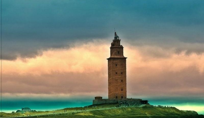 9. Tháp Hercules, Tây Ban Nha: Giống như ngọn hải đăng Alexandria ở Ai Cập, Tháp Hercules được coi là ngọn hải đăng của thế giới La Mã cổ đại vẫn còn được sử dụng ngày nay. Nằm ở khu vực tây bắc của Tây Ban Nha, kiến trúc 2000 năm tuổi này được coi là Di sản Quốc gia của Tây Ban Nha, đồng thời cũng là một di sản thế giới của UNESCO.