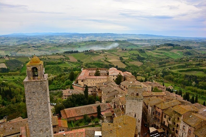 San Gimignano là một thị trấn nhỏ thời trung cổ thuộc vùng Tuscany nổi tiếng của nước Ý, cách thành phố Florence khoảng 56 km về phía nam. Thị trấn được xây dựng trên một đỉnh đồi và được gia cố bằng những bức tường và ngọn tháp cao tuyệt đẹp. 