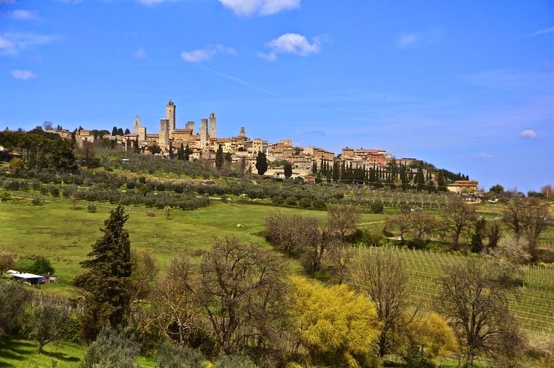 Hình ảnh của những tòa nhà, ngọn tháp, bức tường của thị trấn San Gimignano và núi đồi xung quanh in trên nền trời dễ làm cho người ta liên tưởng đến hình ảnh của thành phố Manhattan thu nhỏ của thời trung cổ.