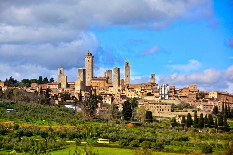 Thị trấn San Gimignano phát triển lên từ một ngôi làng với tên gọi là Etruscan và dưới quyền quản lí của các giám mục thị trấn Volterra gần đó. Ngôi làng được độc lập vào năm 1199 và được thẩm phán tối cao đầu tiên của nước Ý mua lại. 