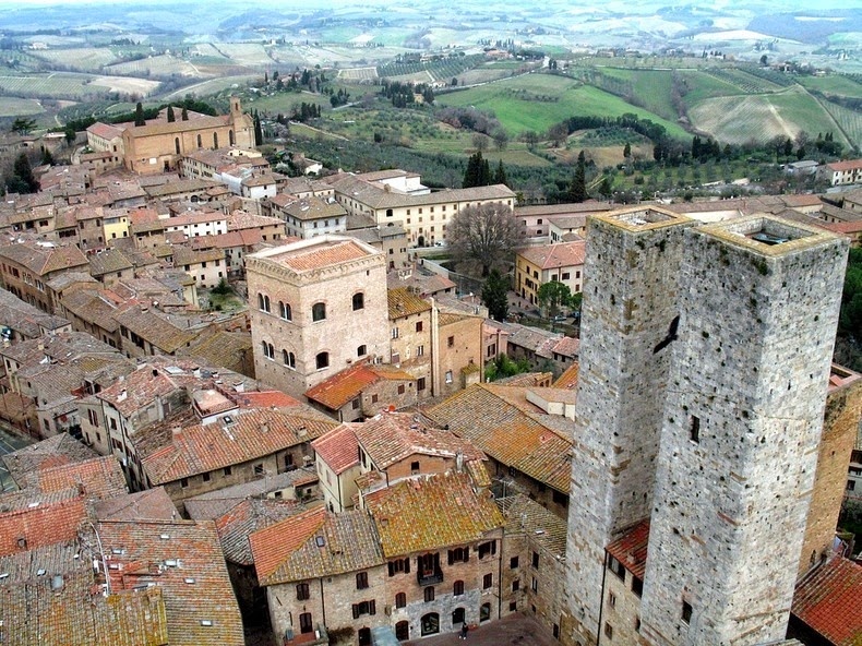 Dân số giảm xuống đáng kể từ khi bệnh dịch xảy ra nên hai gia tộc nhượng quyền quản lí thị trấn lại cho thành phố Florence. Ban đầu, chính quyền mới bắt tay xây dựng lại một số cung điện mang phong cách Gothic thành phong cách kiến trúc của người Florence.