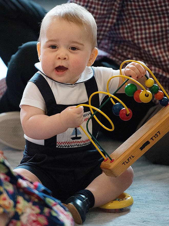 Bộ cánh dễ thương của Hoàng tử nhí đã giúp mẹ Kate nhận được nhiều lời khen ngợi về gu thẩm mĩ tinh tế, đơn giản nhưng thanh lịch của mình.