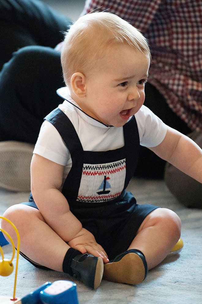  Họa tiết hình cánh buồm lại một lần nữa xuất hiện thật nổi bật trên trang phục cậu nhóc hoàng gia.