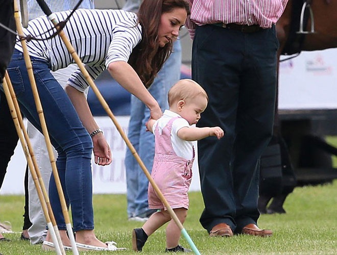  Giày đế mềm có thiết kế đơn giản, tinh tế giúp nâng những bước chân chập chững đầu tiên của cậu nhóc hoàng tử cũng là loại phụ kiện được công nương Kate rất chú trọng.