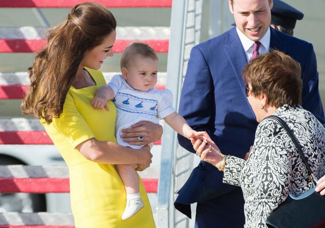  Không cần hàng hiệu đắt tiền hay màu sắc quá rực rỡ, phong cách thời trang bình dị nhưng tinh tế ảnh hưởng từ mẹ Kate sẽ là vũ khí tuyệt vời để tiểu hoàng tử George chinh phục lượng fan hâm mộ đông đảo trên khắp thế giới.