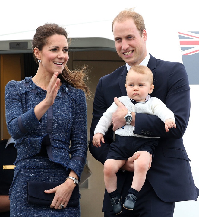 Cả gia đình sang trọng, thanh lịch với trang phục tông màu xanh lam, riêng cậu bé hoàng gia George còn được mẹ Kate chăm chút thêm 1 chiếc áo cardigan trắng thật sành điệu và nổi bật.