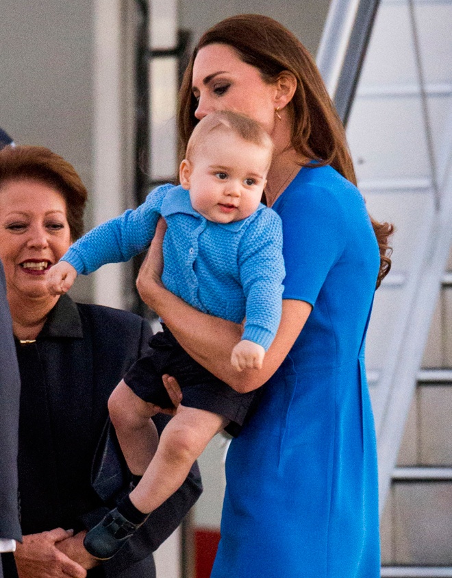  Lần khác, tiểu hoàng tử và công nương Kate Middleton lại nổi trội giữa đám đông với phong cách thời trang mẹ con đồng bộ màu xanh corban tươi sáng.