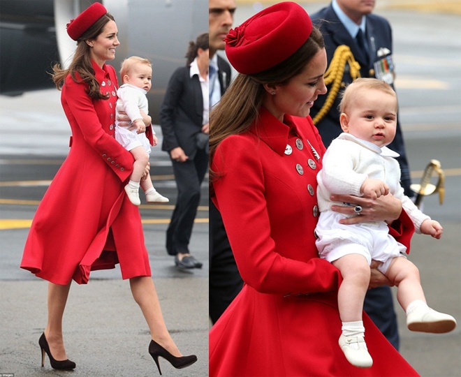 Áo khoác cardigan trắng rất được công nương Kate yêu chuộng, vì không dưới 2 lần Hoàng tử nhí đã xuất hiện thật dễ thương, bụ bẫm với chiếc áo trắng thanh lịch này.