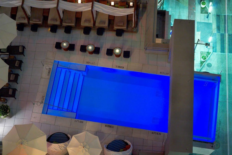 Thật khó bỏ lỡ hồ bơi tại Khách sạn Joule ở Dallas, với 2.5m chiều dài nhô ra khỏi tòa nhà. Du khách có thể bơi qua cạnh của tòa nhà và tận hưởng quang cảnh tuyệt vời của đường chân trời Dallas.