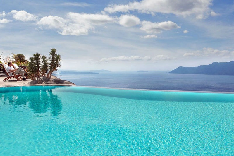 Khách sạn Perivolas ở Hy Lạp sở hữu một hồ bơi vô cực với làn nước trong xanh tạo ra cho du khách một cảm giác nó sẽ tràn ra ngoài Địa Trung Hải bất cứ lúc nào.