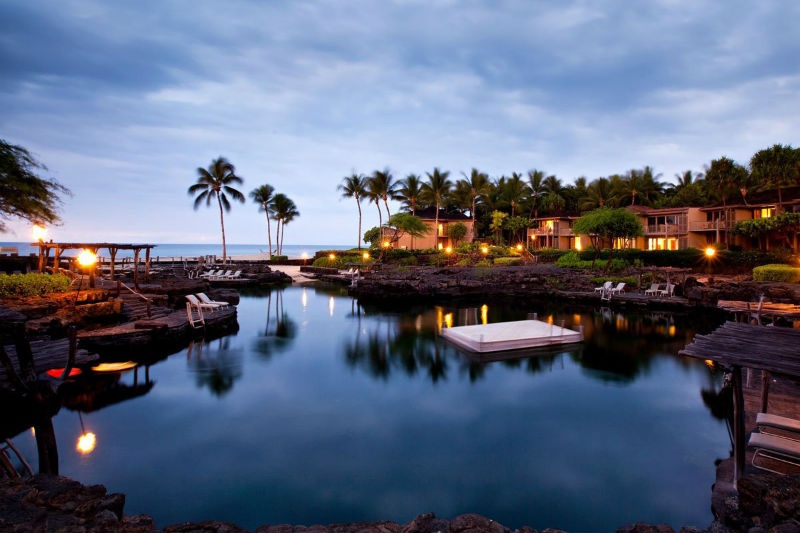 Bể bơi King’s Pond ở Four Seasons Resort Hualalai là một hồ bơi chứa 6.8 triệu lít nước được chạm khắc trên đá nham thạch tự nhiên. Du khách sẽ được trải nghiệm bơi cùng cá đuối và hơn 3.000 loài cá nhiệt đới trong hồ bơi kết hợp nước ngọt và nước biển này.