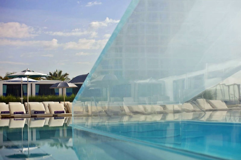 Khách sạn W ở Fort Lauderdale sở hữu một cầu thang bằng kính ở giữa hồ bơi, du khách đứng bên ngoài và bơi bên trong có thể nhìn thấy nhau.