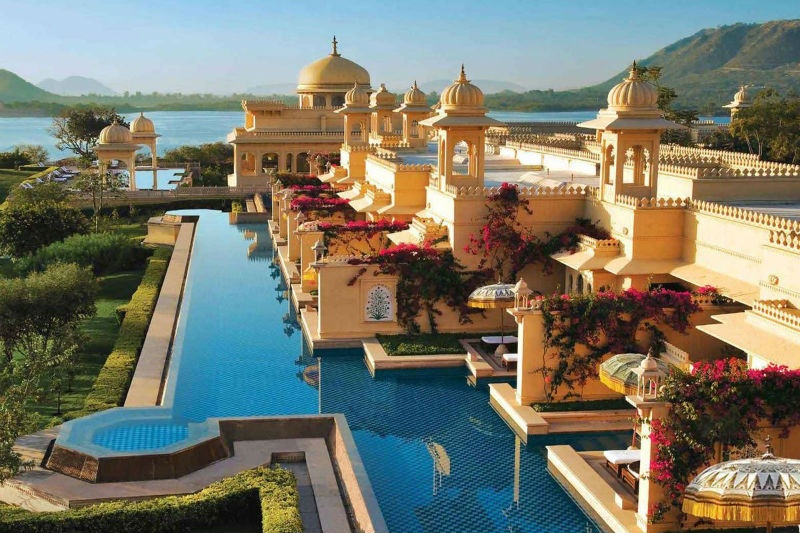 Khách sạn Oberoi Udaivilas ở Ấn Độ có một hồ bơi tuyệt đẹp mà du khách có thể bơi trực tiếp từ phòng riêng ra hồ bơi.