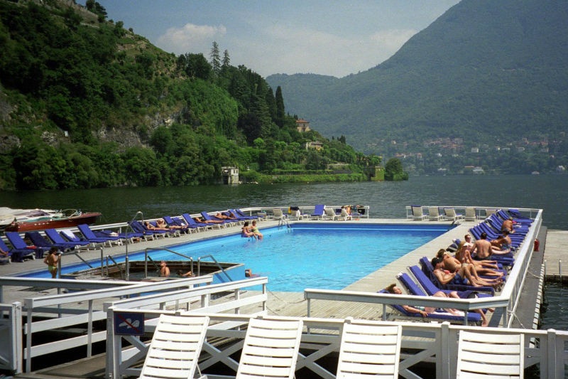 Bể bơi nổi của Villa d’Este ở hồ Como có một tầm nhìn hoàn hảo để du khách có thể chiêm ngưỡng vẻ đẹp hùng vĩ của hồ Como mà vẫn có cảm giác đang bơi lội trong hồ.