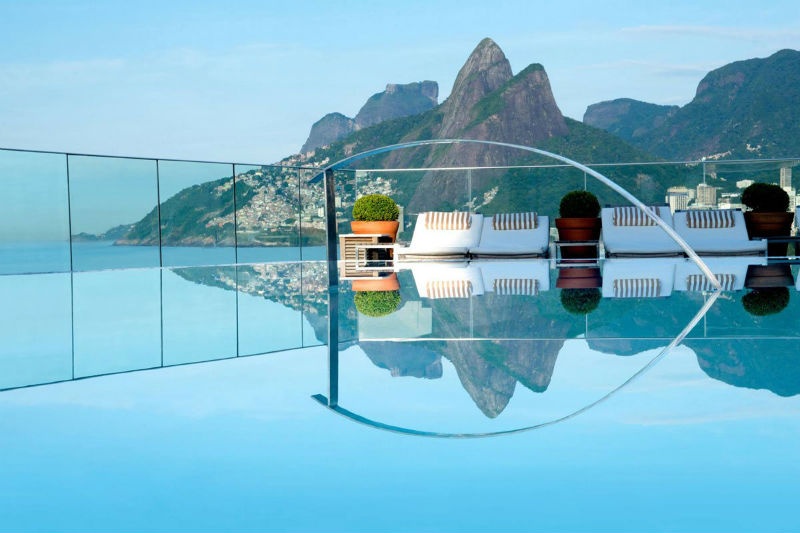 Bể bơi của khách sạn Fasano ở Rio de Janeiro được đặt trên tầng thượng hướng tầm nhìn ra núi Sugarloaf và bãi biển Ipanema. Đây được coi là trung tâm nóng bỏng nhất ở Rio.