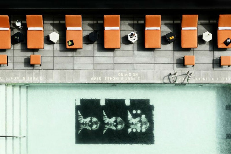 Khách sạn The Sixty LES ở New York sở hữu một bể bơi ngoài trời được thiết kế với phong cách sang trọng cùng với hình ảnh họa sĩ Andy Warhol nổi dưới đáy bể.