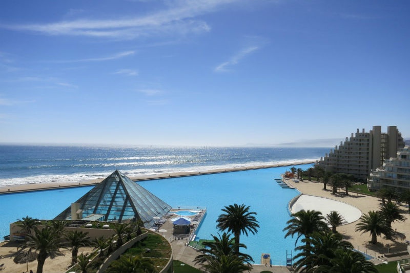 Được coi là bể bơi lớn nhất thế giới, bể bơi tại San Alfonso del Mar ở Chile với gần 250 triệu lít nước, thậm chí du khách có thể chèo thuyền trong bể bơi này.