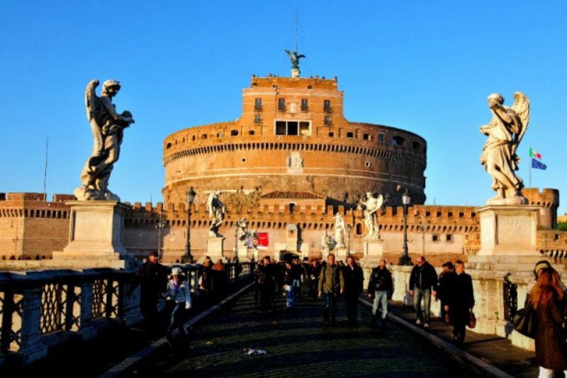 7. Lăng Castel Sant’Angelo: Lăng mộ của Hadrian, thường được biết đến với tên gọi là Castel Sant’Angelo, là một tòa nhà hình trụ cao chót vót ở Rome, thủ đô của Ý, ban đầu được xây dựng là nơi an nghỉ của hoàng đế La Mã Hadrian và gia đình của ông. Một năm sau khi mất vào năm 138, tro cốt của hoàng đế Hadrian và hoàng hậu Sabina cùng người con trai nuôi được đặt tại đây. Sau này, những vị hoàng đế vĩ đại khác cũng được an táng tại lăng mộ này và vị hoàng đế cuối cùng là Caracalla mất năm 217. Sau đó, lăng đã được sử dụng như một pháo đài và lâu đài, hiện tại nó nổi tiếng là một viện bảo tàng mở cửa cho du khách tham quan. 