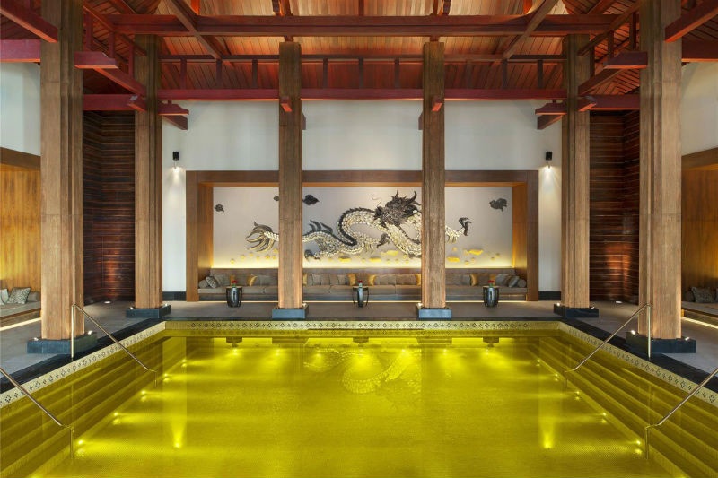 Bể bơi Gold Energy thuộc khu nghỉ dưỡng The St. Regis Lhasa, Tây Tạng khiến cho du khách trải nghiệm được sự sang trọng bởi những hàng gạch mạ vàng dọc theo bể bơi.