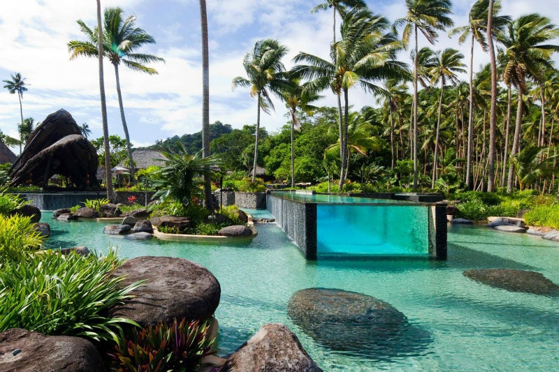 Laucala Island Resort ở Fiji sở hữu một bể bơi hoành tráng với một bể bơi nhỏ phía trong, cùng những mỏm đất nổi trong bể bơi lớn, khiến nó trông tự nhiên hơn.