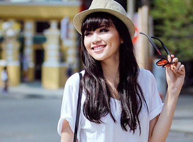 5 chiec ao thun trang khong the thieu trong tu do hinh anh