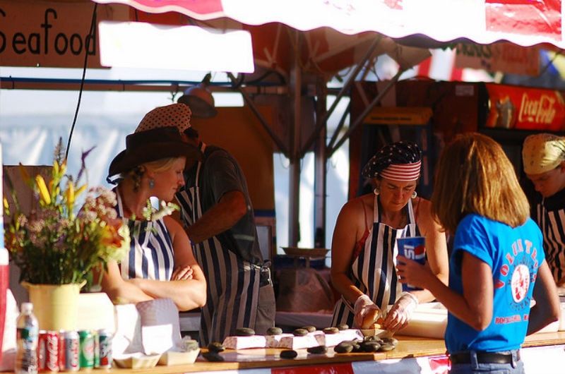 10. Rockland - Lễ hội tôm hùm Maine Lobster: Lễ hội Maine Lobster được tổ chức vào tháng 8 hàng năm tại Công viên Harbor ở Rockland. Tới đây, du khách sẽ được thưởng thức những món ăn ngon được chế biến với số lượng lớn tôm hùm và được tham gia vào các trò chơi giải trí, diễu hành, đặc biệt là chứng kiến một cuộc thi nấu những món mà nguyên liệu chính là loài giáp xác ngon lành này. Lợi nhuận thu được từ sự kiện này hàng năm sẽ được tặng cho các tổ chức địa phương để cải thiện đời sống người dân.