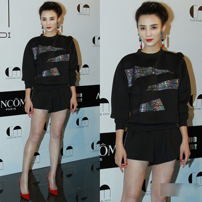 Nếu Christopher Bu thiên về các họa tiết ấn tượng, rực rỡ, Chictopia duyên dáng, nữ tính … thì các thiết kế của Lu Yan lại rất cá tính và hiện đại. Tiểu Hoa đán Tống Giai không cần hàng hiệu xa xỉ vẫn rất tỏa sáng trong một thiết kế đơn giản, trẻ trung của Lu Yan, với điểm nhấn ấn tượng là đôi hoa tai độc đáo cùng tông.