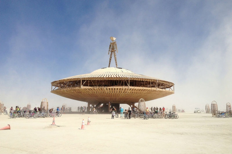 1. Sa mạc Black Rock, Mỹ  – Lễ hội Burning Man: Bắt đầu từ Thứ hai cuối cùng của tháng 8 tới ngày Thứ hai đầu tiên của tháng 9, lễ hội Burning Man là một sự kiện nghệ thuật ngoài trời lớn nhất Bắc Mỹ, được tổ chức ở sa mạc Black Rock, Mỹ. Những người tham gia sẽ phải chia sẻ những hình thức nghệ thuật cho người khác. Kết thúc sự kiện này sẽ là màn đốt hình nộm người đàn ông bằng gỗ, đây chính là hoạt động đặc sắc nhất của lễ hội.