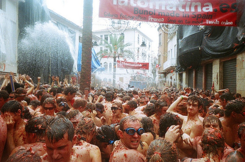 3. Bunol, Tây Ban Nha – Lễ hội cà chua La Tomatina: Được coi là cuộc chiến thực phẩm lớn nhất thế giới, lễ hội ném cà chua La Tomatina chắc chắn sẽ mang lại cho du khách những trải nghiệm không thể quên. Với hơn 110 tấn cà chua chín đỏ được ném trên đường phố, những người tham gia sẽ cùng vui đùa và ném những quả cà chua vào người khác. Bên cạnh đó, lễ hội còn có những hoạt động thú vị khác như âm nhạc, nhảy múa, diễu hành, pháo hoa và một cuộc thi nấu ăn cực kỳ hấp dẫn.