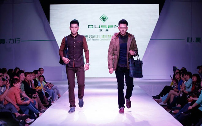 Giã từ cuộc sống nghèo khó ở Tam Môn Hiệp, một ngôi làng nhỏ nằm bên bờ Nam của sông Hoàng Hà, hai anh em sinh đôi Zhao Jianqiang và Zhao Jianwei bắt đầu hành trình đổi đời tại Trịnh Châu, thủ phủ tỉnh Hà Nam từ năm 17 tuổi với nghề người mẫu thời trang.