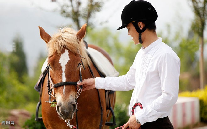 Trong khi đó, Zhao Jianqiang nhận thêm các công việc ngoài lề khác, như tổ chức các cuộc đua ngựa theo yêu cầu khách hàng …