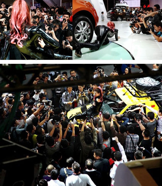 Trong bộ đồ da bó sát và rất bí hơi, Du Yifei phải liên tục tạo đủ mọi kiểu dáng gợi cảm để thu hút ống kính của giới truyền thông và khách tham quan.