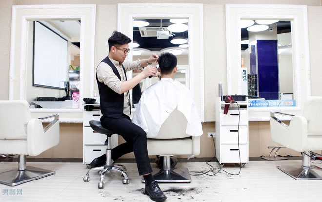 Thậm chí họ thường tự cắt tóc cho nhau để giảm tối đa các chi phí sinh hoạt.