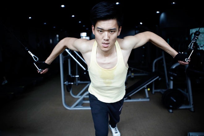 Tuy vậy, với niềm đam mê nghề mãnh liệt, cả Zhao Jianqiang lẫn Zhao Jianwei đều luôn chăm chỉ tập luyện thể hình khoảng 4 tiếng/ngày nhằm duy trì hình thể đẹp mắt theo yêu cầu của công ty quản lý.