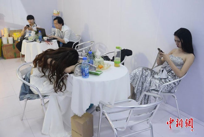 Dù cố nhoẻn miệng cười, tỏ ra xinh đẹp và cuốn hút nhất có thể trước mặt khách hàng, nhưng sau mỗi đợt diễn, họ vẫn không thể giấu được vẻ mệt mỏi, kiệt sức vì đứng quá lâu trên đôi giày cao gót.