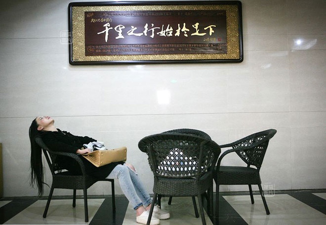 Giờ nghỉ trưa là lúc những chân dài này tranh thủ chợp mắt trong vài phút ngắn ngủi hoặc dùng vội bữa cơm khô khan để nhanh chóng quay lại công việc vào buổi chiều.