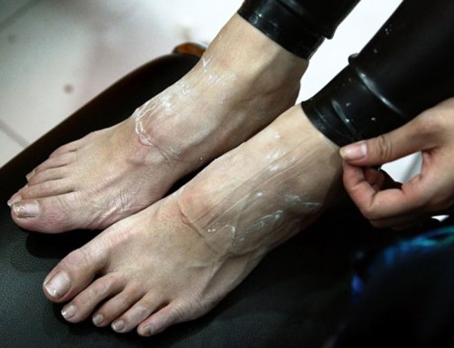 Chỉ sau vài giờ làm dáng vào buổi sáng, đôi chân của Du Yifei đã sưng phồng và đau nhức.