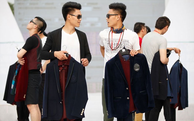 Cùng nhau thử quần áo, cùng chăm sóc kiểu tóc, sửa dáng trang phục và tạo kiểu chụp ảnh với người hâm mộ trở thành một niềm hạnh phúc, say mê đủ mãnh liệt để giữ họ lại trong nghề. Đây cũng là động lực giúp cả hai tiếp tục bươn chải nhằm thực hiện thành công mục tiêu nghề nghiệp: trở thành những người mẫu có tiếng trong làng thời trang Trung Quốc.