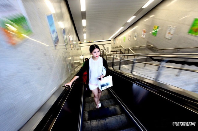 Sau 1 ngày làm mẫu vất vả tại triển lãm ô tô, Li Jingning lặng lẽ ra về bằng tàu điện ngầm.