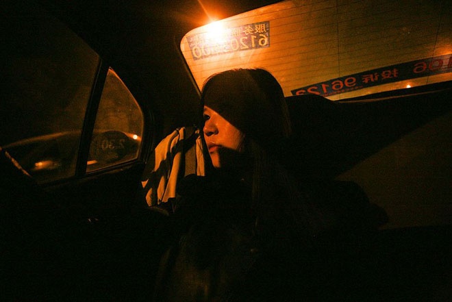 Sau những buổi lưu diễn mệt nhọc đến nửa khuya, Kexin chọn taxi làm phương tiện di chuyển về nhà. Ánh đèn đường hắt qua cửa kính soi rõ đôi mắt sưng phồng vì thiếu ngủ và không được nghỉ ngơi đầy đủ của chân dài này. Tuy vậy, Kexin cho biết cô vẫn không dám xin nghỉ dù chỉ 1 ngày, vì “nghề này rất vô chừng, có lúc bạn chạy show cả tháng, nhưng cũng có khi mấy tháng liền không có một buổi diễn nào”.