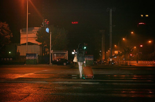 Đêm muộn, Kexin lặng lẽ trở về căn hộ của mình với những bước chân xiêu vẹo do quá mệt mỏi. 