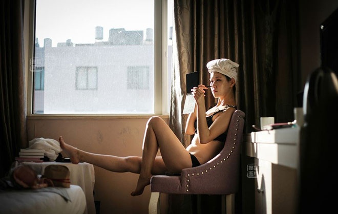 Dù vậy, với những chân dài này, nghề mẫu ô tô cũng đã nuôi sống và tạo điều kiện cho họ tiến thân. Wang Ke thẳng thắn cho biết: “Tuy áp lực đào thải trong nghề này rất khốc liệt, nhưng tôi sẽ cố gắng hết mình để sống được với nghề, vì đây là giai đoạn còn trẻ và dễ kiếm được nhiều tiền nhất”. Và cô gái trẻ này cũng đang lên kế hoạch giảm cân do cân nặng của cô đang ở mức báo động so với yêu cầu của công ty quản lý.